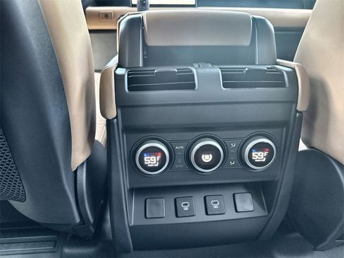 Used 2025 Land Rover Defender 110 X-Dynamic SE image 16