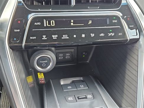 Used 2023 Toyota Venza Limited image 19