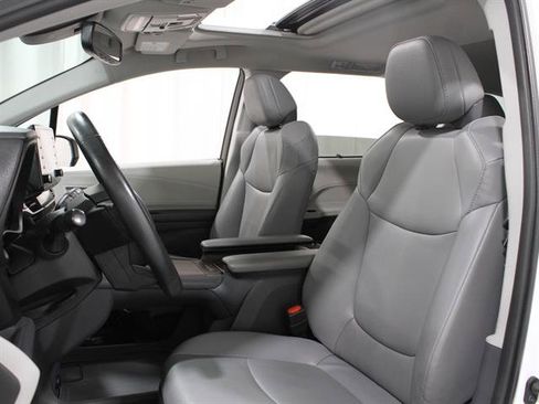 Used 2023 Toyota Sienna XLE image 5