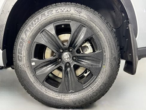 Certified 2024 Toyota Highlander XLE AWD/4WD image 32