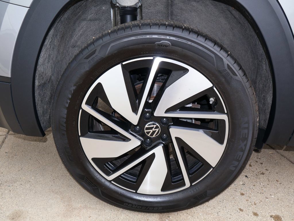 Used 2024 Volkswagen Atlas SE w/ Panoramic Sunroof Package AWD/4WD image 9