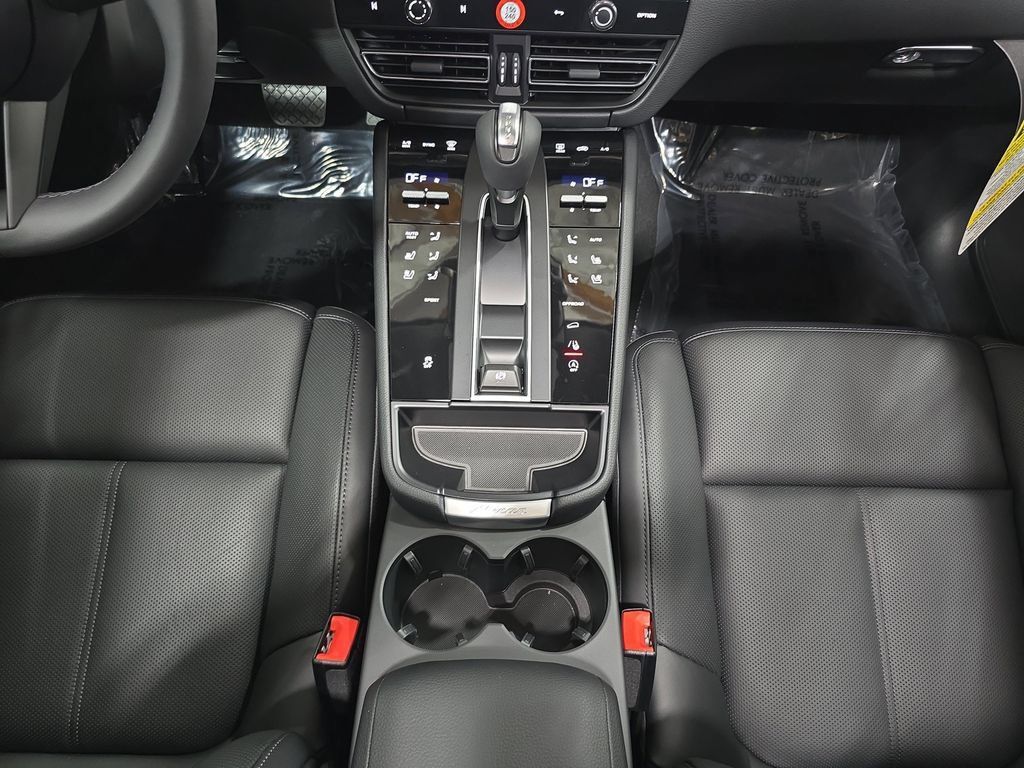 Certified 2026 Porsche Macan AWD/4WD image 20