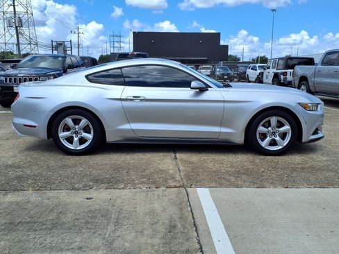 Used 2017 Ford Mustang Coupe RWD image 28