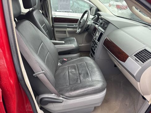 Used 2010 Chrysler Town & Country Touring image 5
