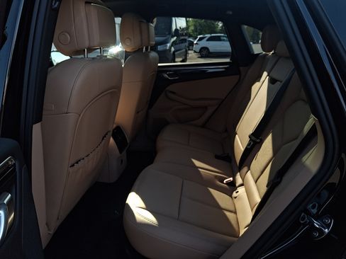 Used 2024 Porsche Macan AWD/4WD image 10