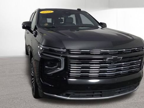Used 2025 Chevrolet Suburban High Country AWD/4WD image 3