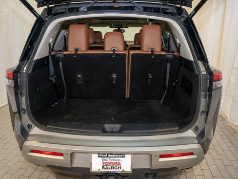 Used 2022 Nissan Pathfinder Platinum w/ Cargo Package image 6