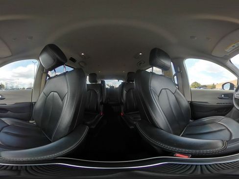 Used 2023 Chrysler Pacifica Touring-L FWD image 45