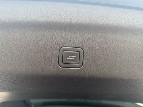 Used 2024 Chevrolet Suburban Premier RWD image 23