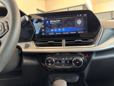 Used 2025 Chevrolet Trax LT FWD image 16