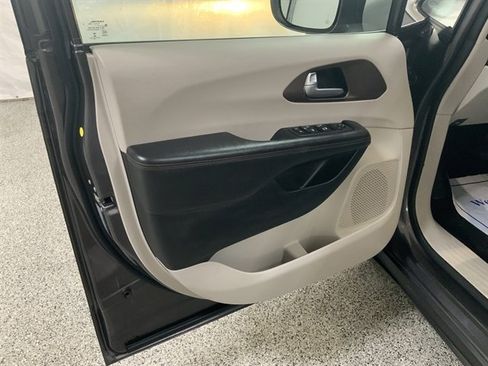 Used 2018 Chrysler Pacifica Touring-L image 14