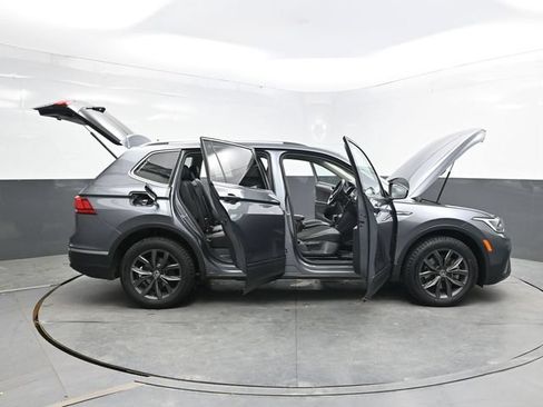 Used 2022 Volkswagen Tiguan SE w/ Panoramic Sunroof Package AWD/4WD image 41