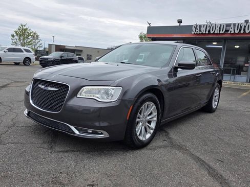 Used 2017 Chrysler 300 Limited w/ Value Package RWD image 2