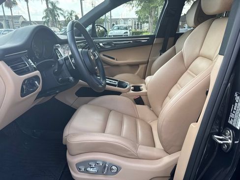 Certified 2026 Porsche Macan AWD/4WD image 5