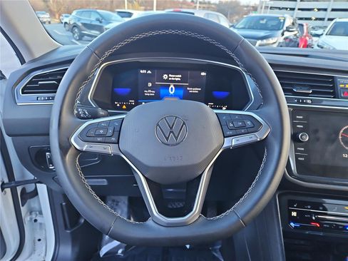 Used 2022 Volkswagen Tiguan SE w/ Panoramic Sunroof Package image 15