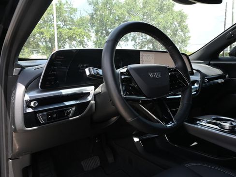 Used 2024 Cadillac Lyriq Luxury RWD image 16