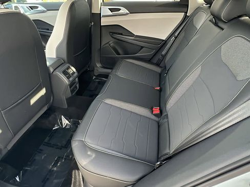 Used 2025 Volkswagen Taos SE w/ Panoramic Sunroof Package image 24