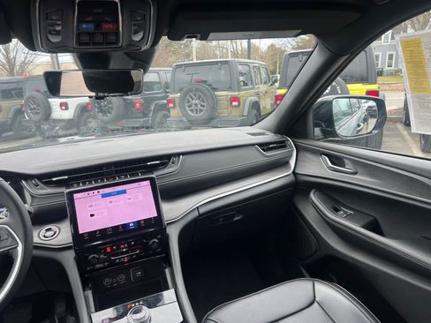 Used 2025 Jeep Grand Cherokee Limited w/ Luxury Tech Group II image 36