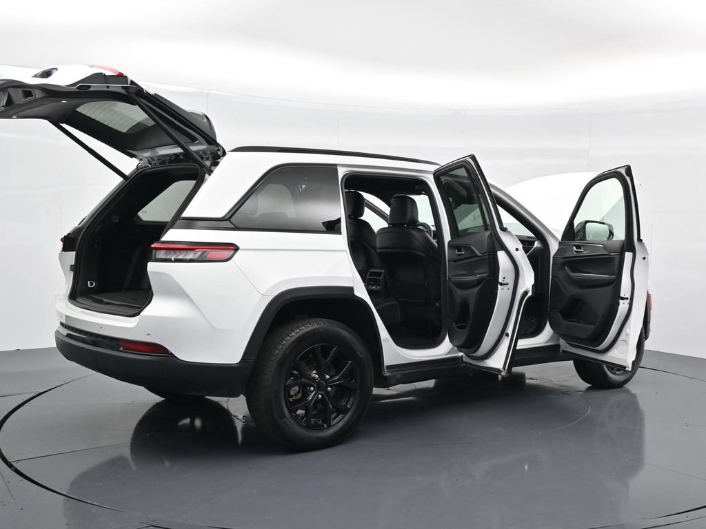 Used 2024 Jeep Grand Cherokee Altitude AWD/4WD image 38