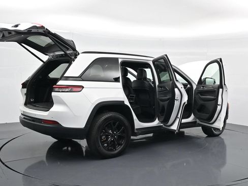Used 2024 Jeep Grand Cherokee Altitude AWD/4WD image 38