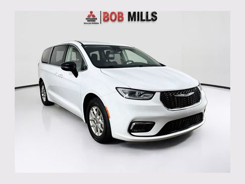 Used 2024 Chrysler Pacifica Touring-L FWD image 1