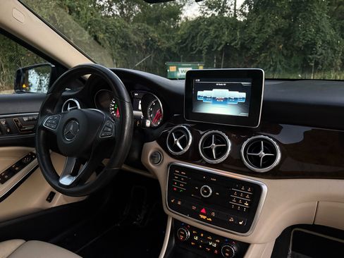 Used 2017 Mercedes-Benz GLA 250 4MATIC w/ Premium Package image 18