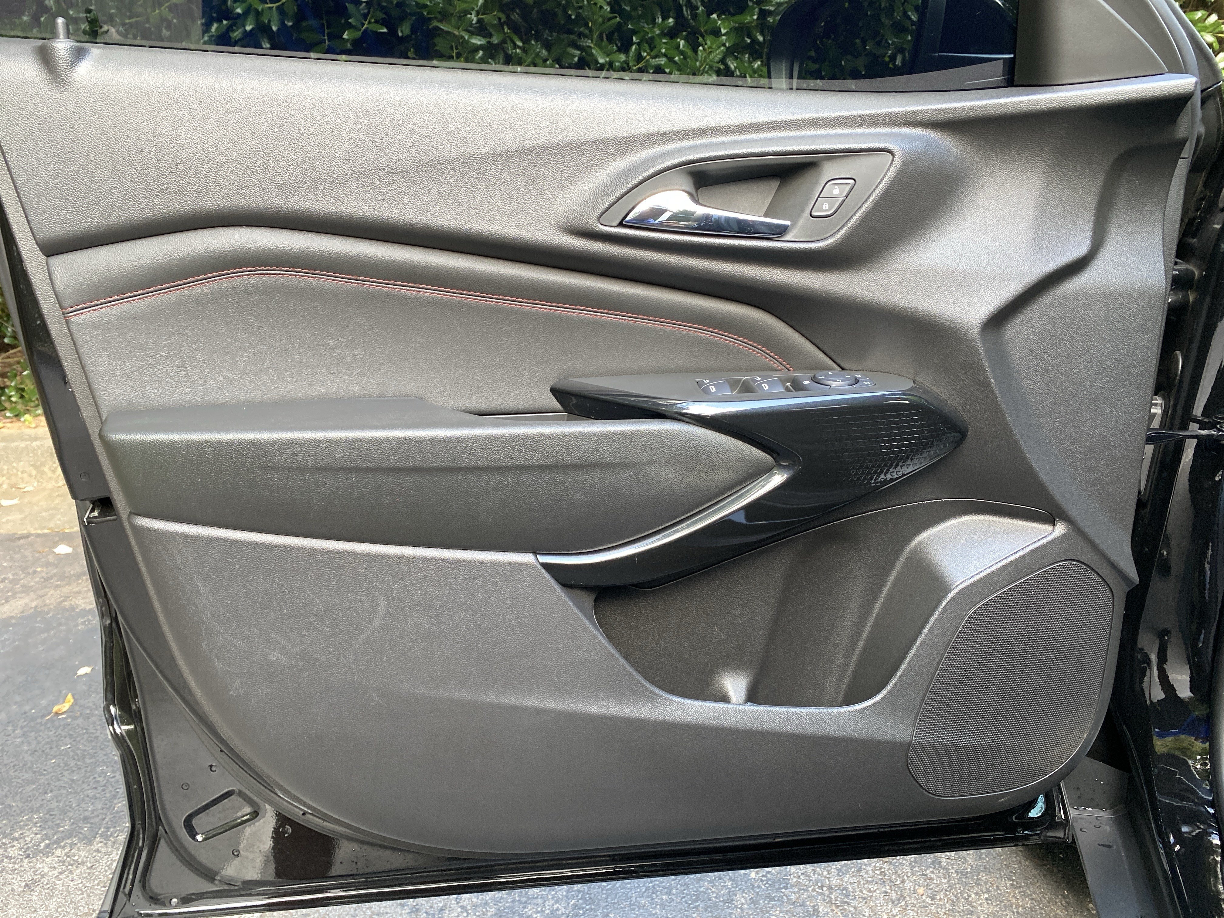Used 2025 Chevrolet Trax RS w/ Sunroof Package FWD image 15