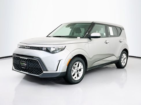 Used 2025 Kia Soul LX w/ LX Technology Package FWD image 3
