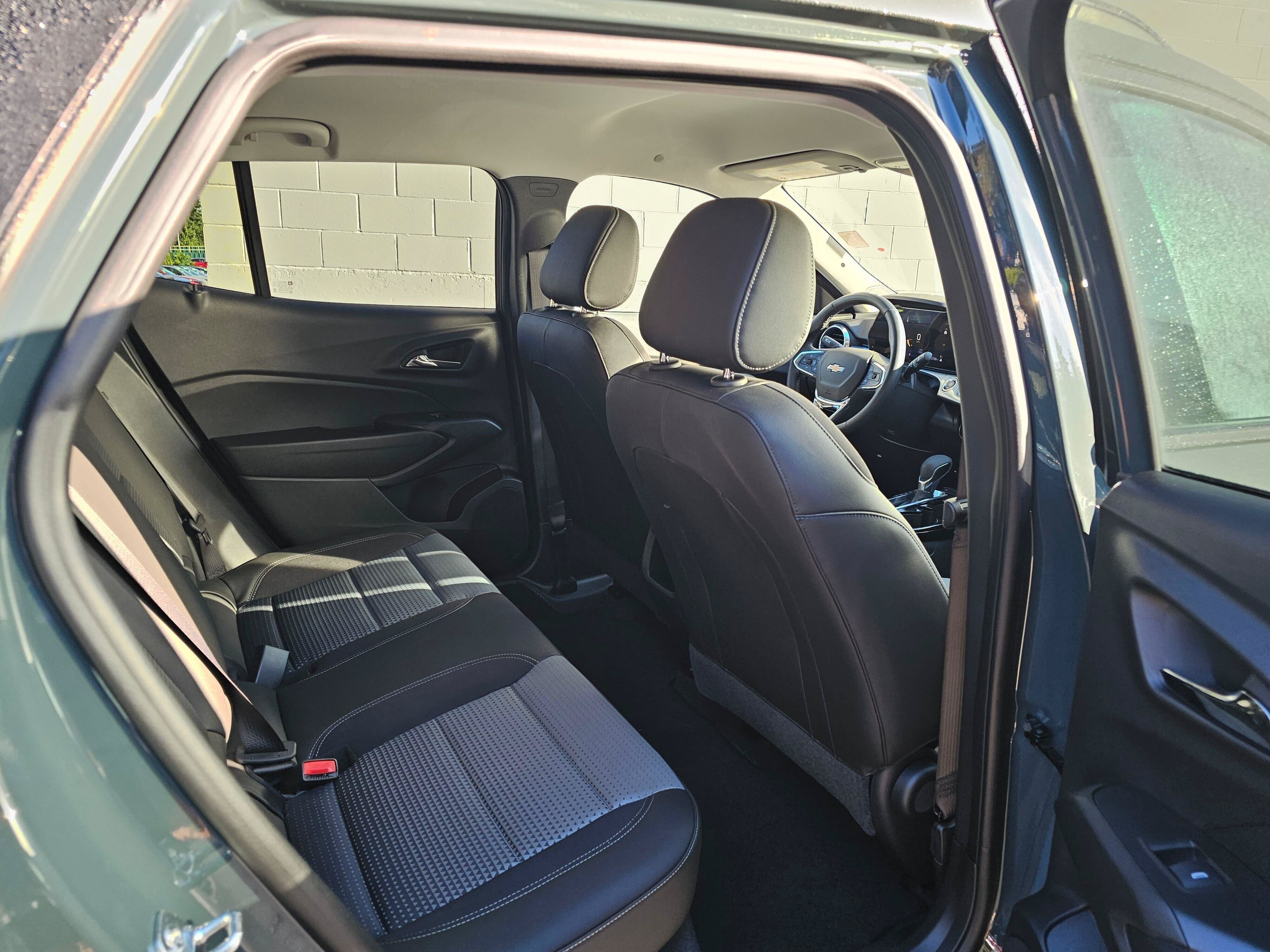 Used 2025 Chevrolet Trax LT w/ LT Convenience Package FWD image 14