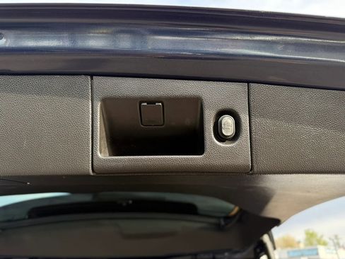 Used 2017 Cadillac Escalade Premium Luxury image 29