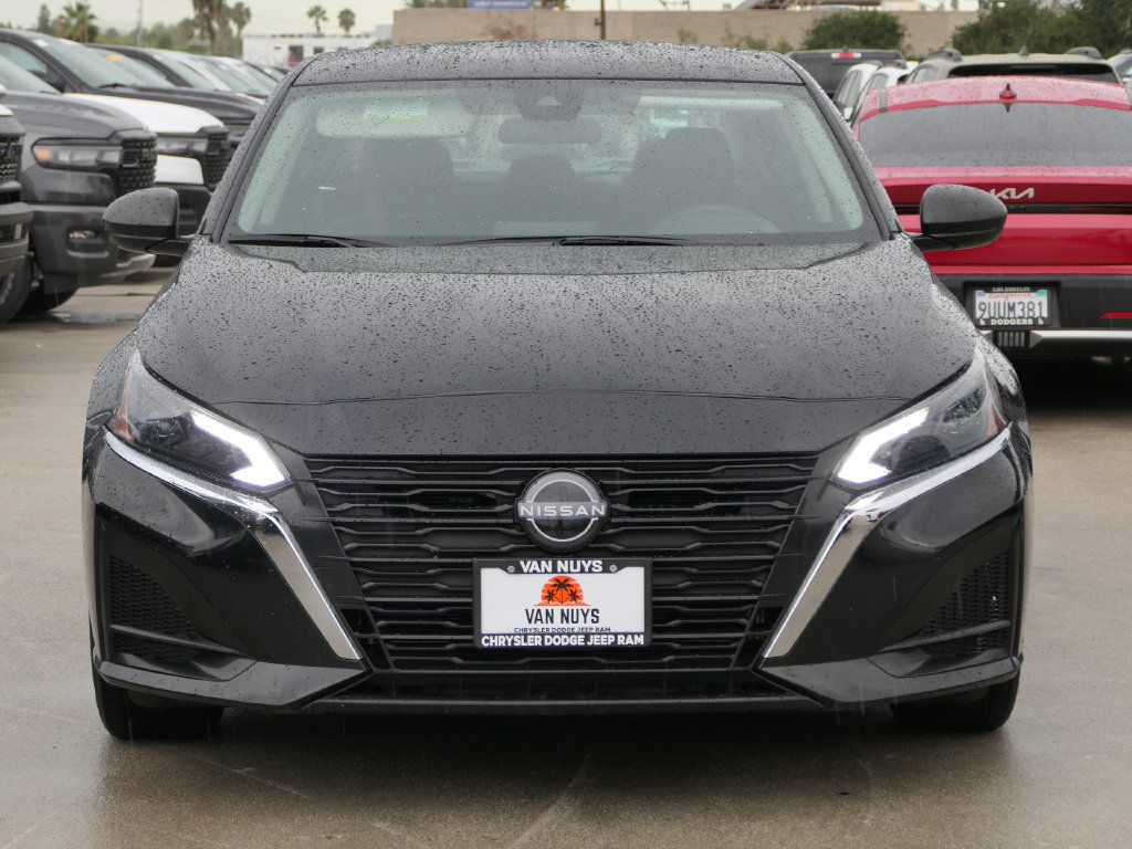 Used 2024 Nissan Altima 2.5 SV FWD image 3