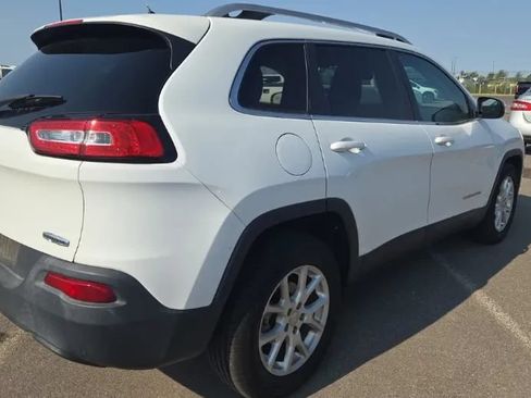 Used 2016 Jeep Cherokee Latitude FWD image 2