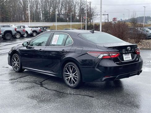 Used 2021 Toyota Camry LE image 3