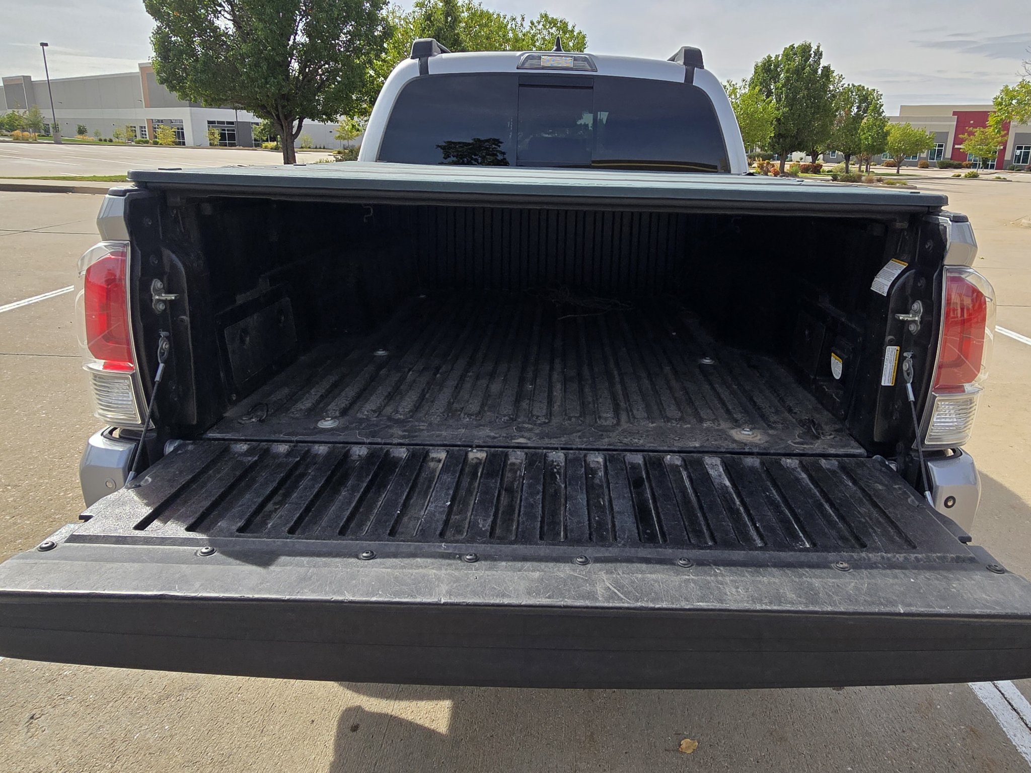 Used 2017 Toyota Tacoma Limited w/ Tow Package AWD/4WD image 11