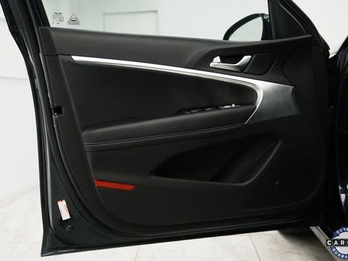 Used 2025 Genesis G70 2.5T image 24