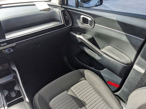 Certified 2025 Kia Sorento LX image 18