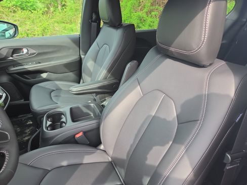 New 2026 Chrysler Pacifica Select AWD/4WD image 2