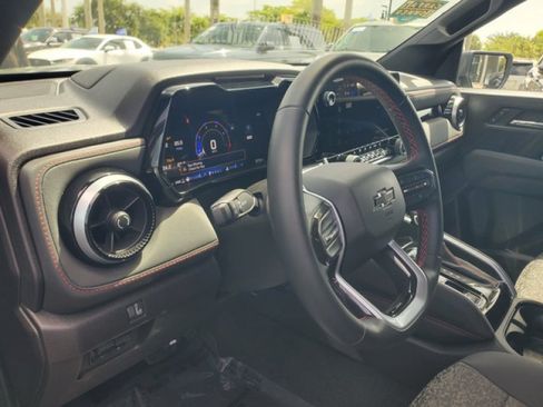 Used 2025 Chevrolet Colorado Z71 w/ Technology Package AWD/4WD image 9