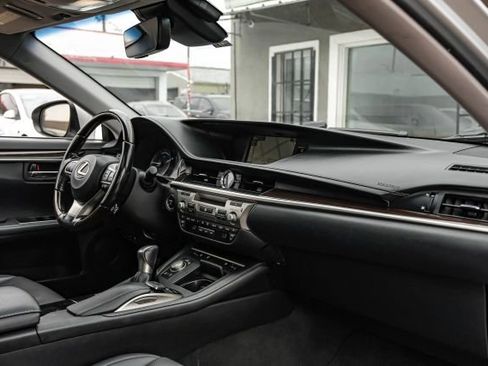 Used 2016 Lexus ES 300h image 19