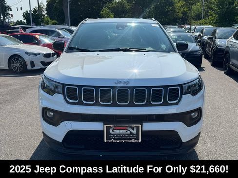 Used 2025 Jeep Compass Latitude AWD/4WD image 2