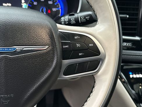 Used 2019 Chrysler Pacifica Limited image 25