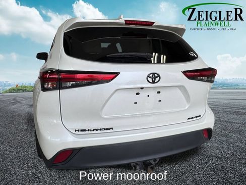 Used 2020 Toyota Highlander XLE AWD/4WD image 3
