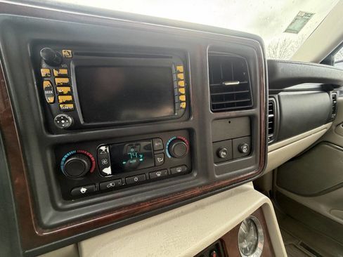 Used 2004 Cadillac Escalade ESV Platinum image 24