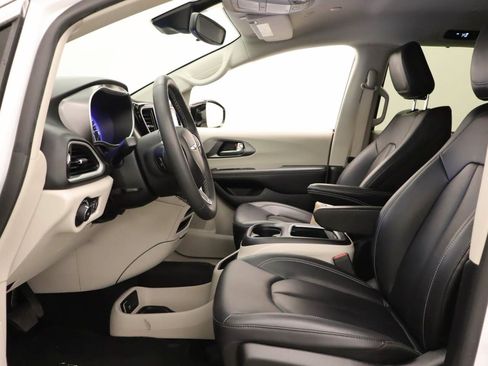 Used 2024 Chrysler Pacifica Touring-L FWD image 15