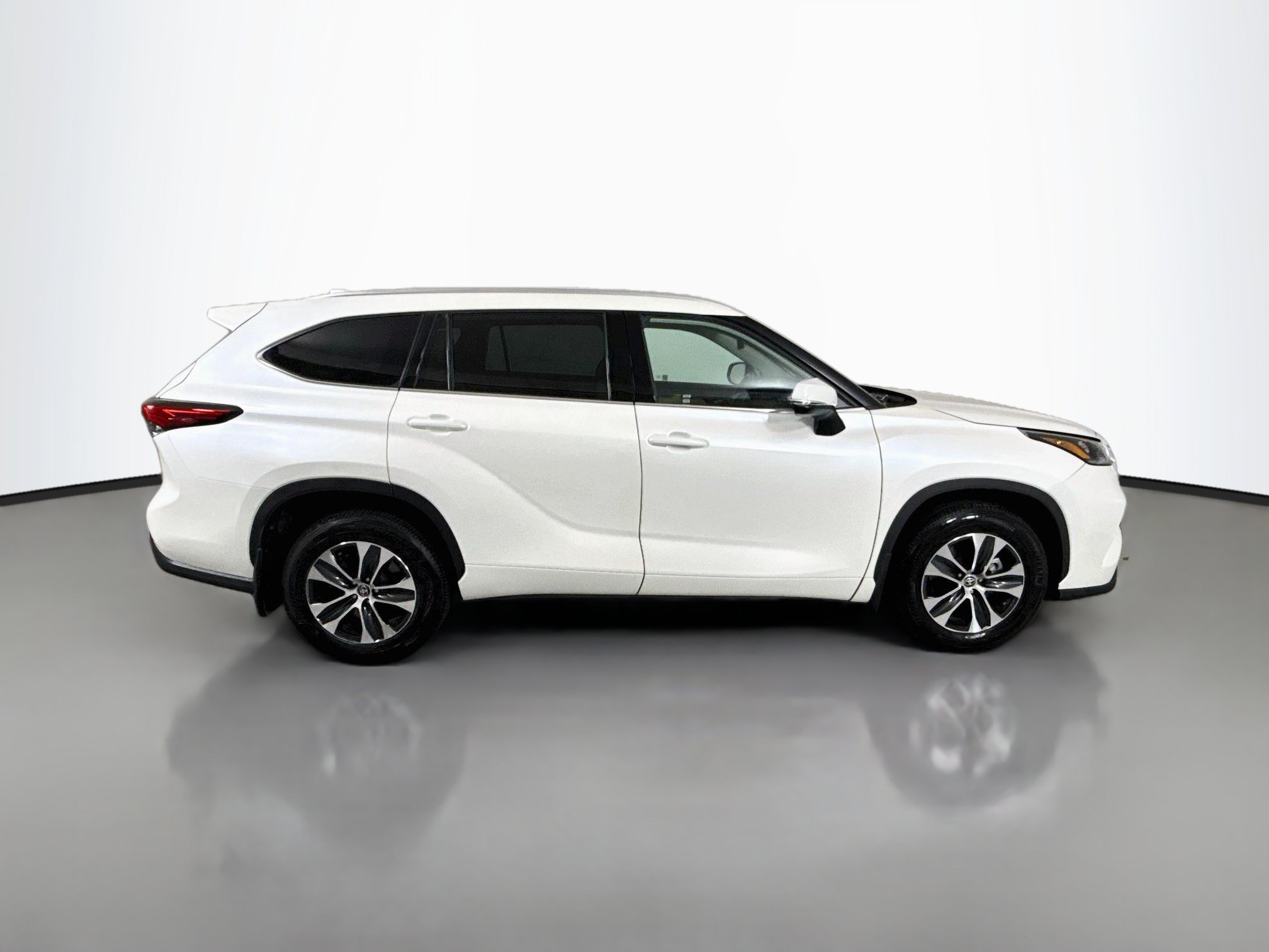 Used 2020 Toyota Highlander XLE AWD/4WD image 8