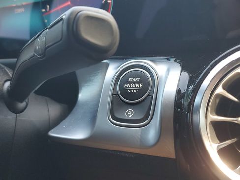 Used 2021 Mercedes-Benz GLB 250 4MATIC image 30
