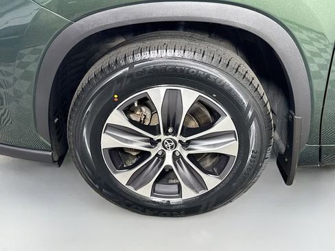 Used 2023 Toyota Highlander XLE AWD/4WD image 4