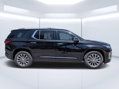 Used 2023 Chevrolet Traverse Premier FWD image 2