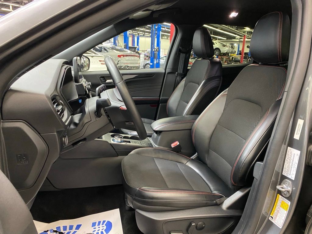 Used 2025 Ford Escape ST-Line FWD image 12