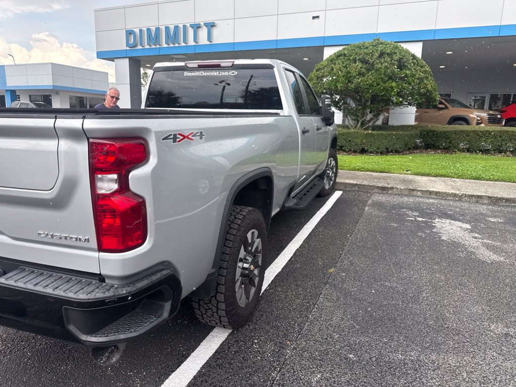 Used 2022 Chevrolet Silverado 2500 Custom w/ Custom Value Package AWD/4WD image 3
